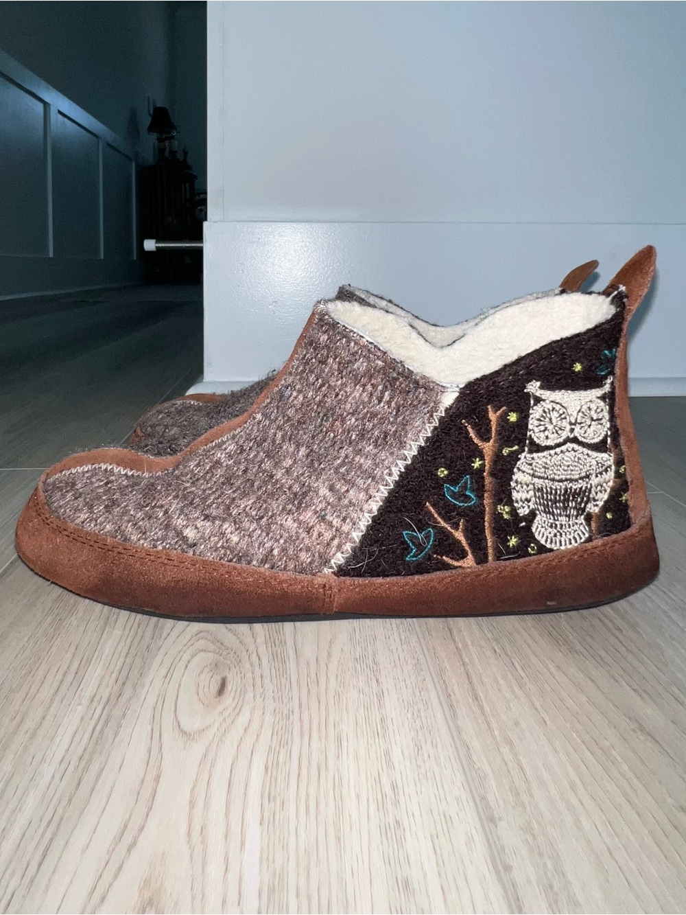 Acorn Women’s Forest Bootie Slippers Chocolate Owl Embroidered Wool Size 8-9